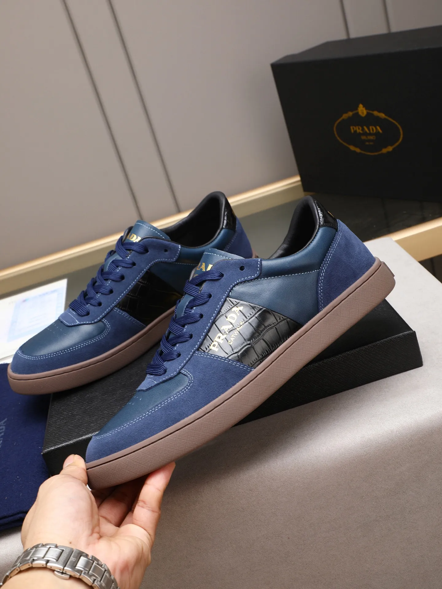 Men's shoes💰420💰 Brand: PRADA (Prada) Standard code: Men's code 38–44 (45 can be customized) Material: Original cowhide, breathable sheep lining Special outsole Style category: Men's fashionable casual sneakers Low-key luxury! Color: actual picture color